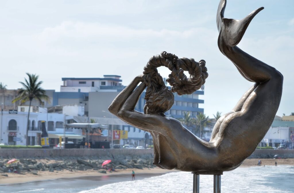 Monumentos Mazatlecos “La Mujer Delfín” Vámonos